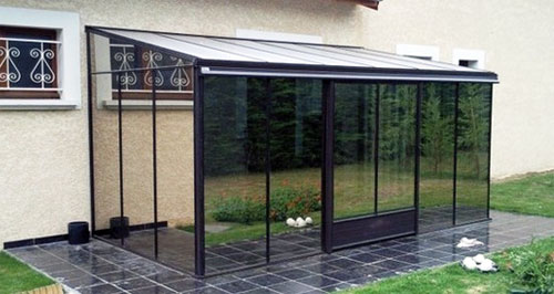 Veranda simple avec une protection solaire