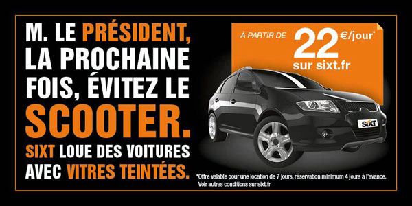 Publicité sur le scooter du président et les voitures en vitres teintées Sixt