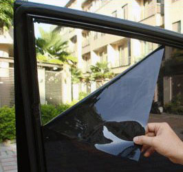 Dépose de film vitre teinté sur une porte avant automobile