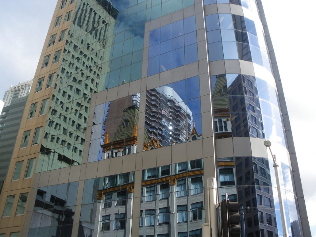 Surfaces vitrées sur un bâtiment de bureaux